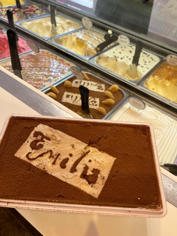 מגש גלידה עם הכיתוב Emilia בקקאו, מהוויטרינה של אמיליה